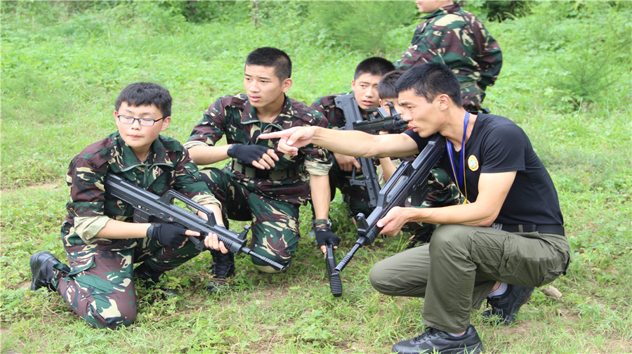 軍事夏令營圖片，展現(xiàn)英勇少年的訓(xùn)練生活，軍事夏令營生活實錄，英勇少年的訓(xùn)練瞬間圖片展示