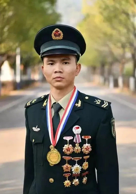 軍事體系中的等級(jí)劃分，軍士長與少尉，誰更大？，軍事體系中的等級(jí)對(duì)比，軍士長與少尉，誰的地位更高？