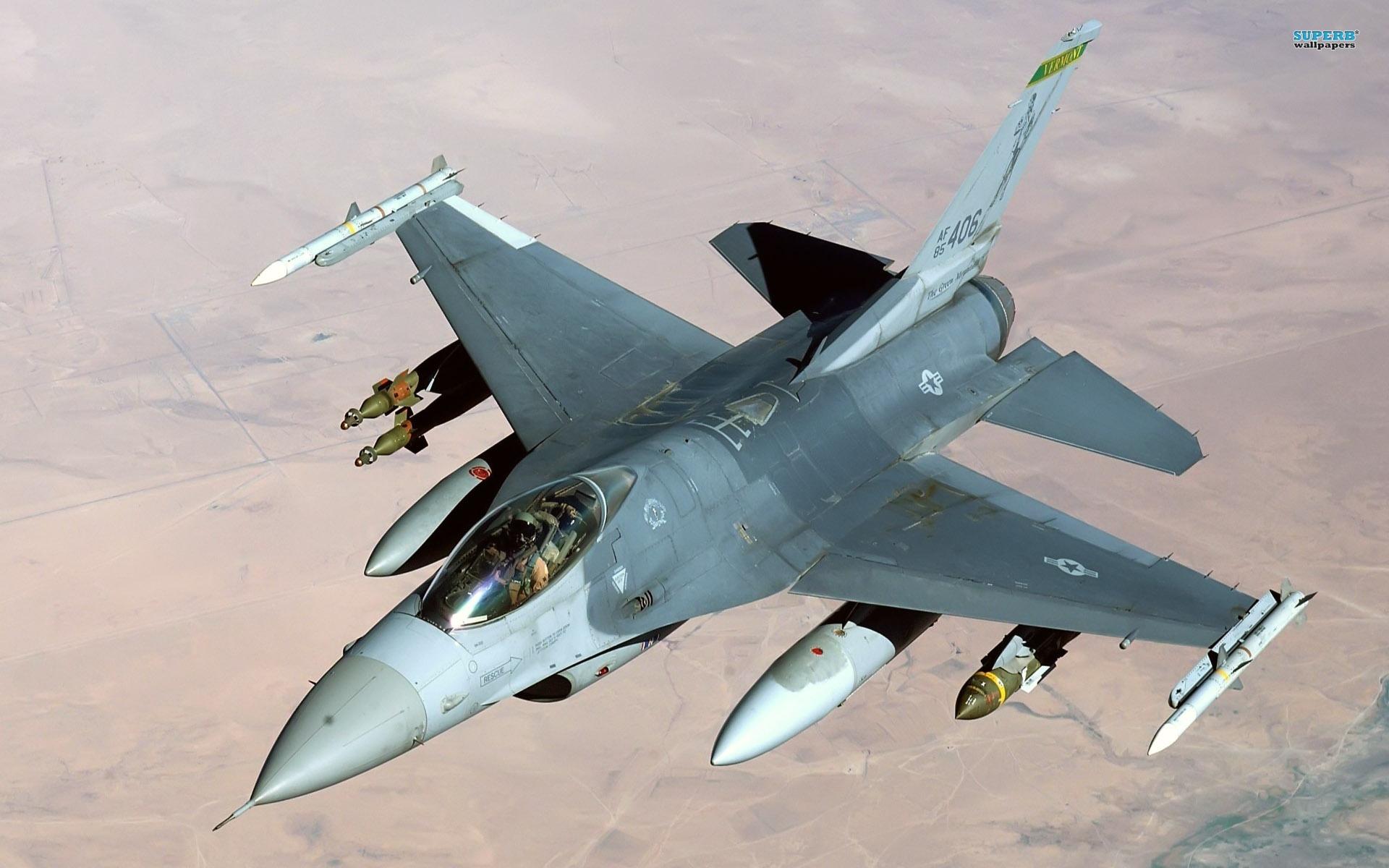 殲-16與F-16，空中力量的對比與探討，殲-16與F-16，空中力量的深度對比與探討