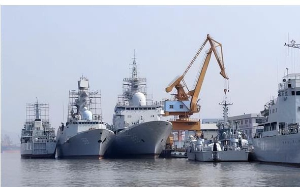 解放軍6月建4萬噸軍艦