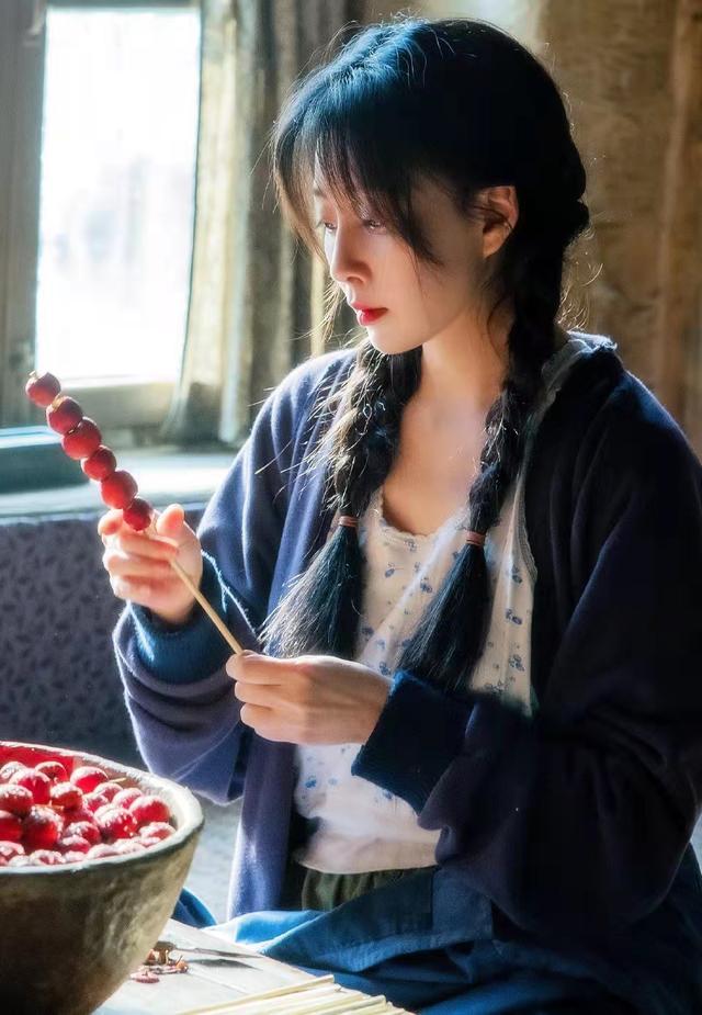 殷桃，43歲的魅力依舊不減，近照展現(xiàn)歲月之美，殷桃，43歲魅力不減，歲月見證美艷近照