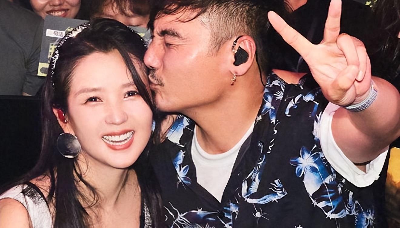 揭秘何潔現(xiàn)任老公身份，他是誰(shuí)？，何潔現(xiàn)任老公身份揭秘，他究竟是誰(shuí)？